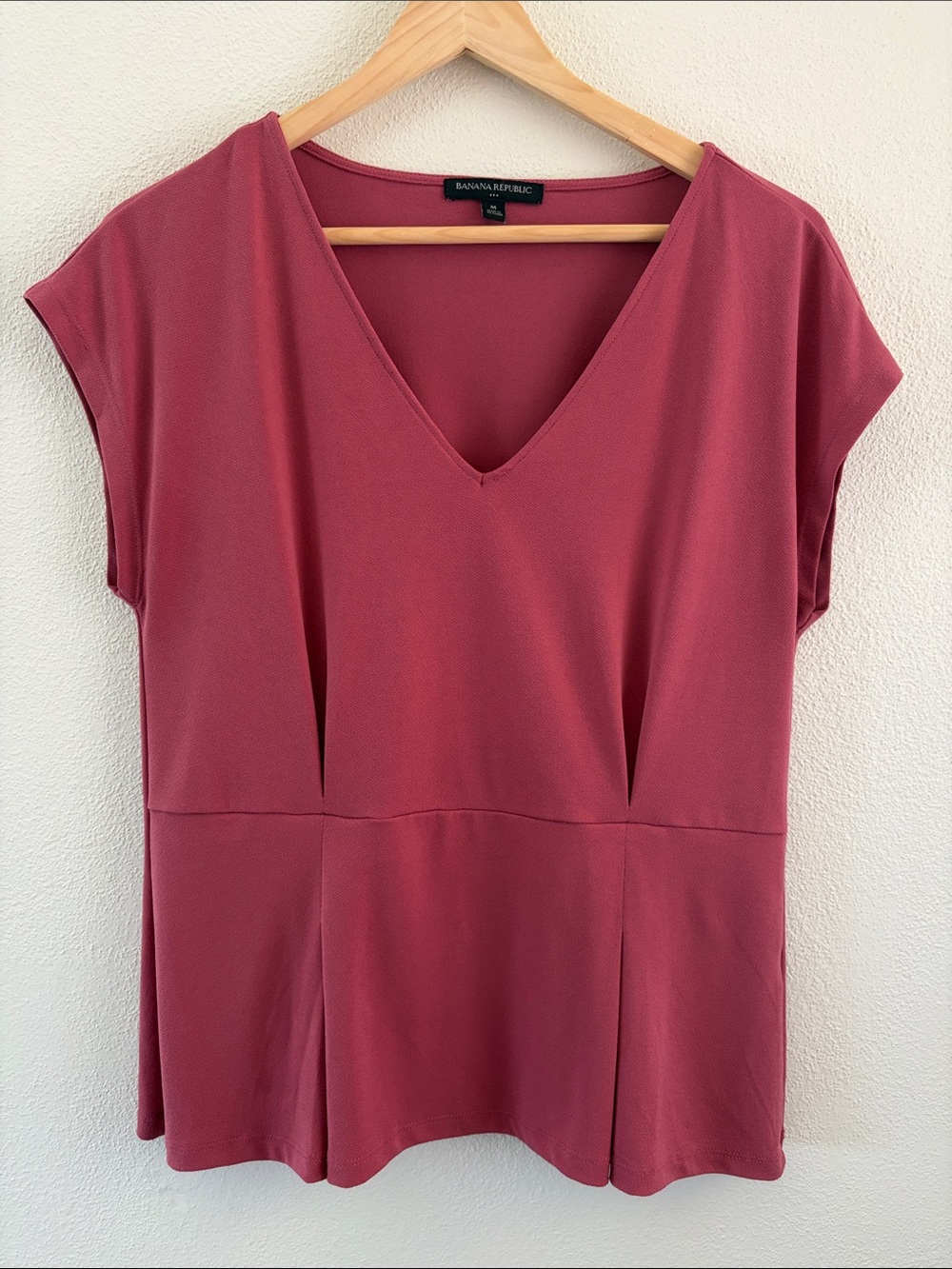 Banana Republic v-neck women’s short sleeve blouse | rose pink | size medium